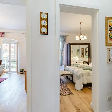 דירה Bird Lamp Luxury Bacvice, ספליט